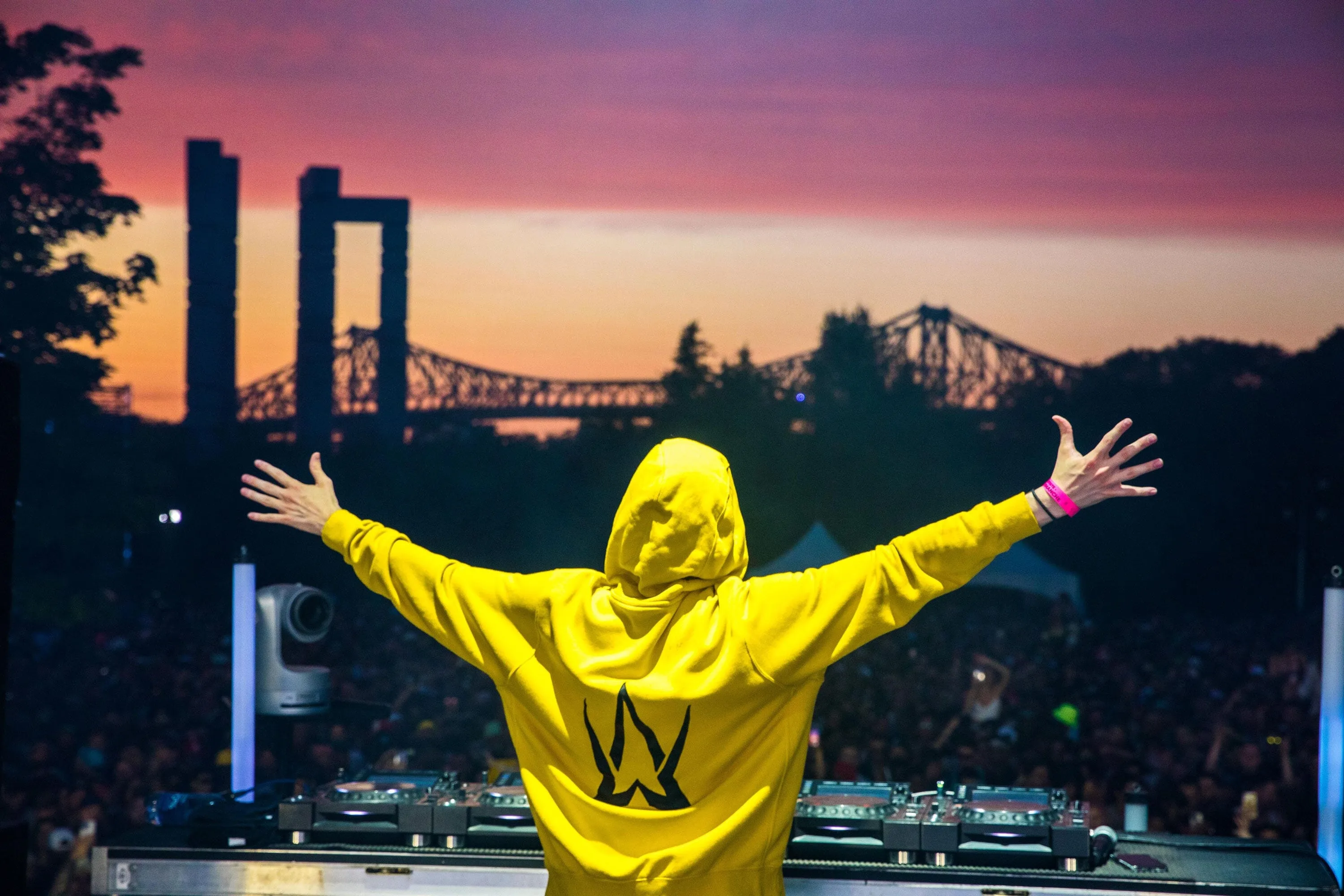 Walkerverse Stage Hoodie | Yellow